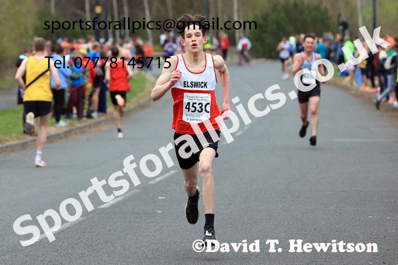 Senior mens relay, 2025 Elswick Harriers Good Friday Road Relays, Newburn, Newcastle upon Tyne. Photo: David T. Hewitson/Sports for All Pics